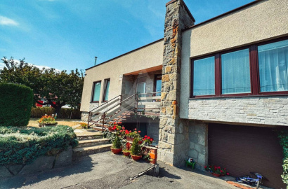 4-bedroom house with garage, covered parking and a beautiful garden in Podskalka